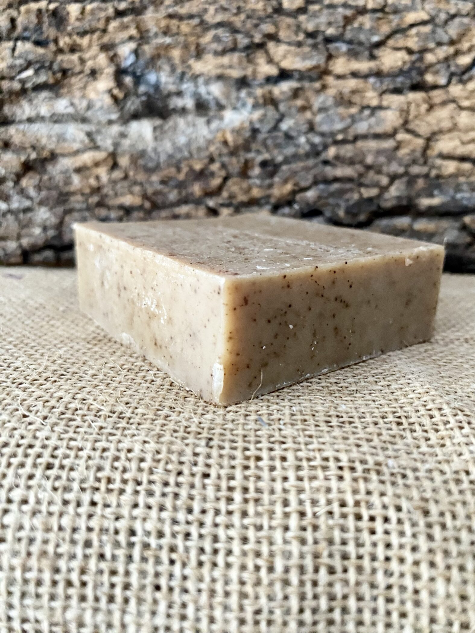 Savon solide artisanal "𝓐𝓫𝔂𝓼𝓼" Gingembre/Miel – Image 3